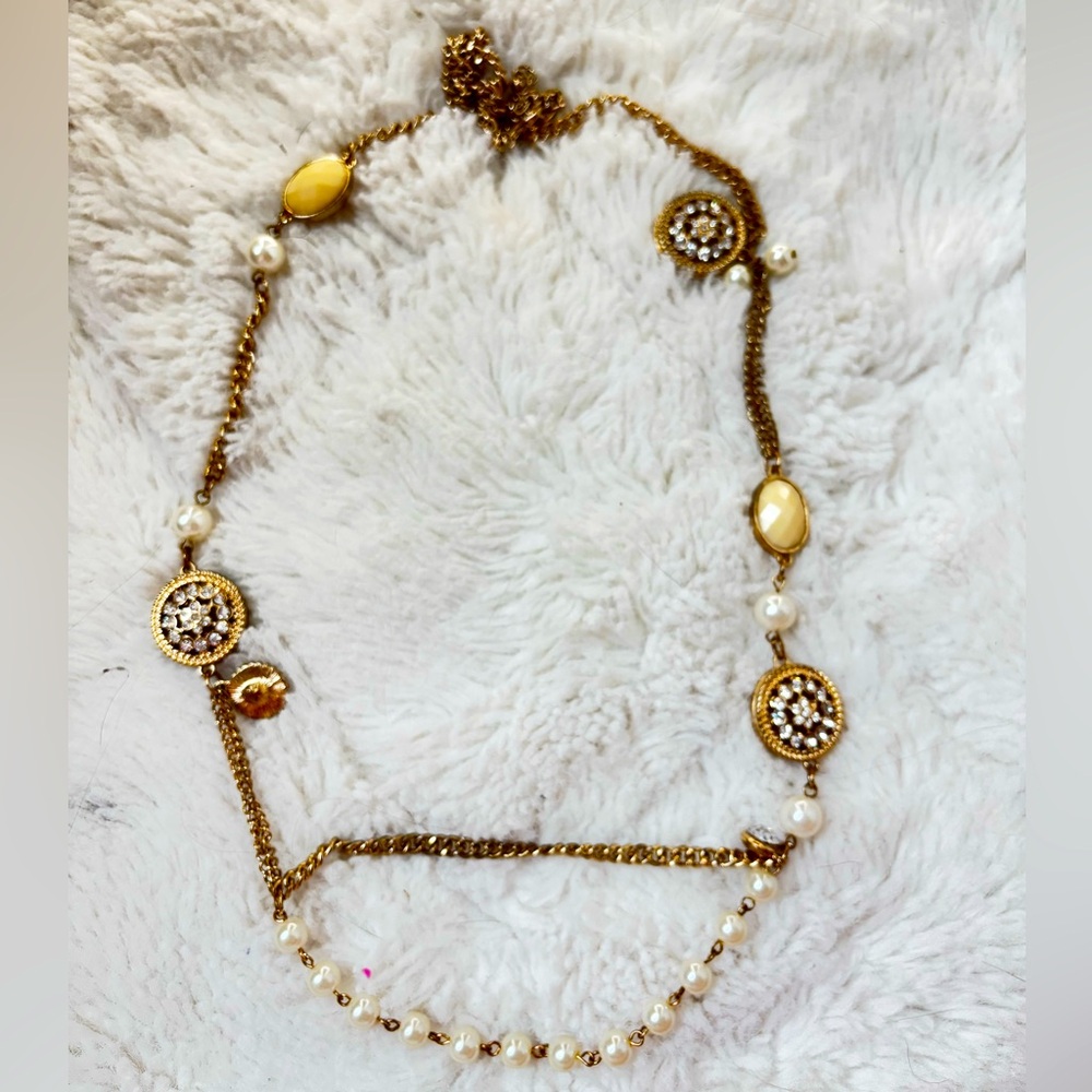 •Vintage Necklace
•11in.